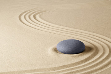 Zen Meditation Steingarten Hintergrund. Stein auf feinem Sand steht für Balance, Harmonie, Konzentration und Entspannung...