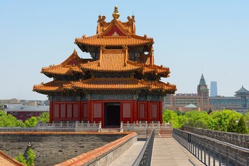 Obraz premium Traditional Chinese building under blue sky