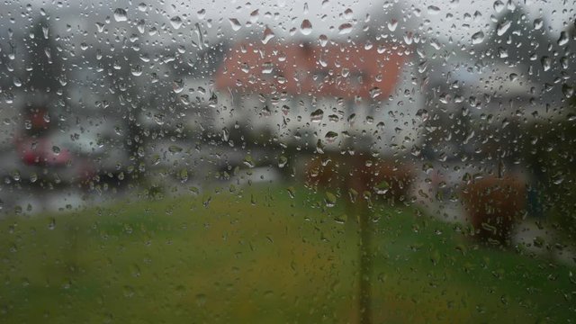 Regen an Fensterscheibe lang