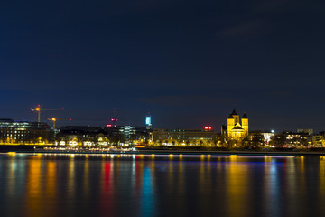 Fototapeta na wymiar Panorama and cityscape of Cologne over the Rein river at night