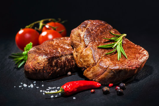 Grilled beef fillet steaks with spices