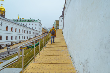 Fototapeta na wymiar people walk in pecherska lavra