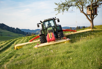 Grünfutterernte - mähen einer Graswiese mit Mähwerk-Kombination