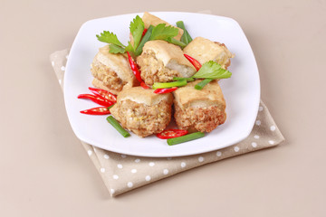 Fried gold bar as spicy fried tofu wrap minced pork .