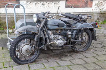 Sehr altes Motorrad mit Beiwagen