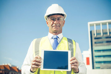 Construction manager controlling building site and tablet device