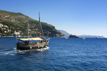Fototapeta premium A ship leaving the marina of the Old Town Dubrovnik