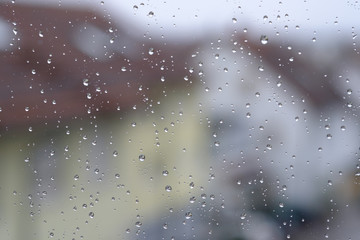 Wassertropfen vom Regen am Glas des Fenster
