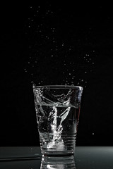 Splash ghiaccio in bicchiere d'acqua
