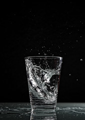 Splash ghiaccio in bicchiere d'acqua