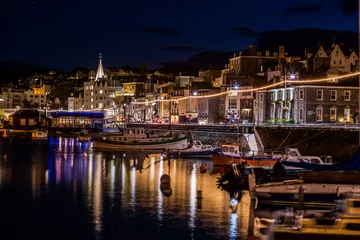 Zelfklevend Fotobehang Nacht uitzicht op de haven van Guernsey, Kanaaleilanden © ellenamani