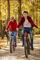 Fototapeta premium Healthy lifestyle - people riding bicycles in city park 