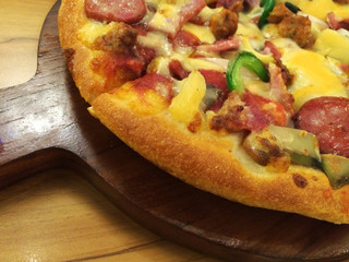 Delicious pizza Serve hot wooden pan