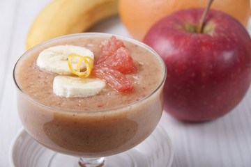 Smoothies with grapefruit, apple, banana