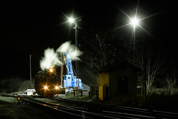 beladen der dampflok mit Kohlen bunkern