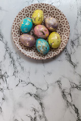 Obraz premium Easter gold eggs on the marble background