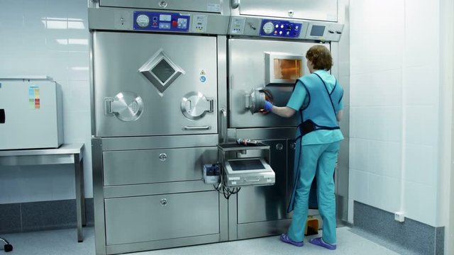 Preparing radioactive material in a hospital laboratory (for radiology examination)