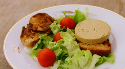 foie gras,tomate,toast,et salade,repas gastronomique