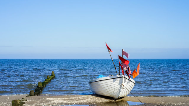 Fischerboot am Strand von Bansin auf Insel Usedom

