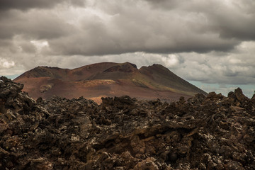 Paesaggio desertico di sabbia vulcanica nel Parco Nazionale di Timanfaya in Lanzarote - Canarie
