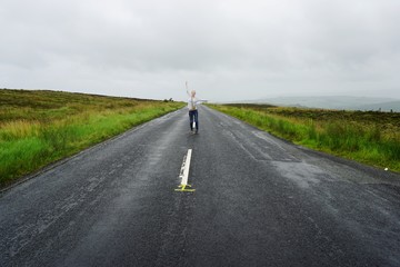 Frau in Irland, Reisen und Urlaub, Europa