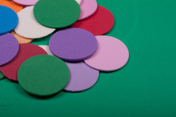 círculos coloridos em fundo verde