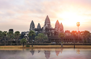Fototapeta premium Wschód słońca w Angkor Wat, części kompleksu świątynnego Khmerów, popularnego wśród turystów starożytnego zabytku i miejsca kultu w Azji Południowo-Wschodniej. Siem Reap, Kambodża.