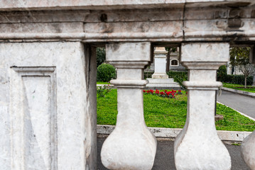 ogród kolumny © BlackMediaHouse