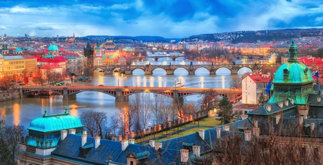 Zelfklevend Fotobehang Praag bij schemering, uitzicht op bruggen op de Moldau. Panoramamening bij de rivierdelta van Vltava in Praag met beroemd uitzicht op bruggenuitzicht. Schemering landschap. Tsjechië. © Feel good studio