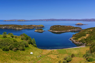Obraz premium Blick auf den Atlantik und die vorgelagerten Inseln von Drumbeg, Sutherland, Schottland