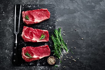 Fotobehang Steakhouse Rauw vlees, biefstuk op zwarte achtergrond, bovenaanzicht