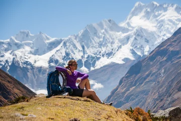 Rideaux velours Manaslu Trekker rests on Manaslu circuit trek in Nepal
