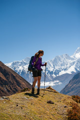Fototapeta premium Trekker na trekingu okrężnym Manaslu w Nepalu