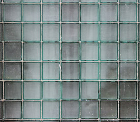 Glass wall made of thick-walled batch cells