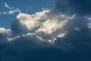 Obraz premium Clouds highlighted with the Sun in blue sky