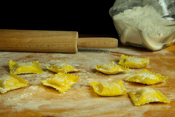 Preparazione ravioli in cucina