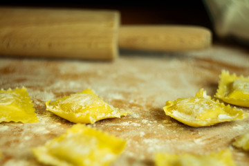 Preparazione ravioli in cucina
