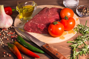 Сырое мясо - бифштекс с помидорами, острым перцем и...