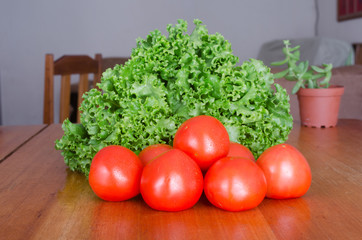 Lechuga y tomates para ensalada