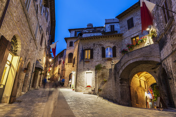 Old town of Assisi at night - obrazy, fototapety, plakaty