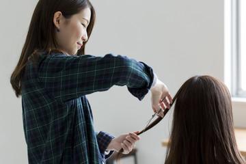 ヘアカット　若い女性