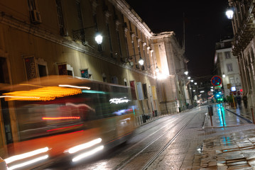 Fototapeta na wymiar Rue et ville de Lisbonne vue de nuit