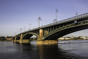 Fototapeta na wymiar Brücke über den Rhein bei Mainz