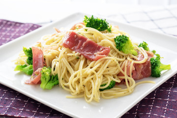 生ハムとブロッコリーのぺペロンチーノ