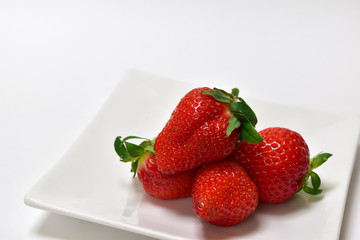 角皿の苺のアップ