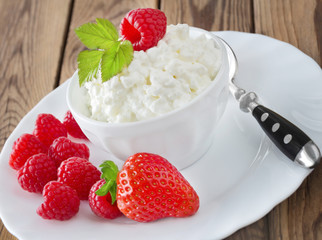 Cottage cheese and fruits