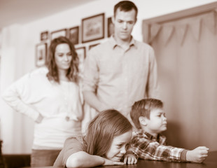 Obraz premium Parents jawing at children