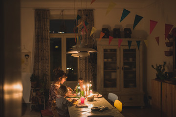 manna cena con le figlie a lume di candela