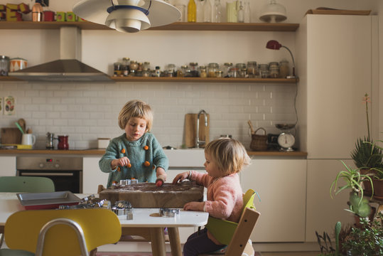 bambine cucinano biscotti