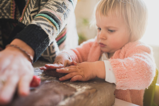 bambina prepara biscotti con formine